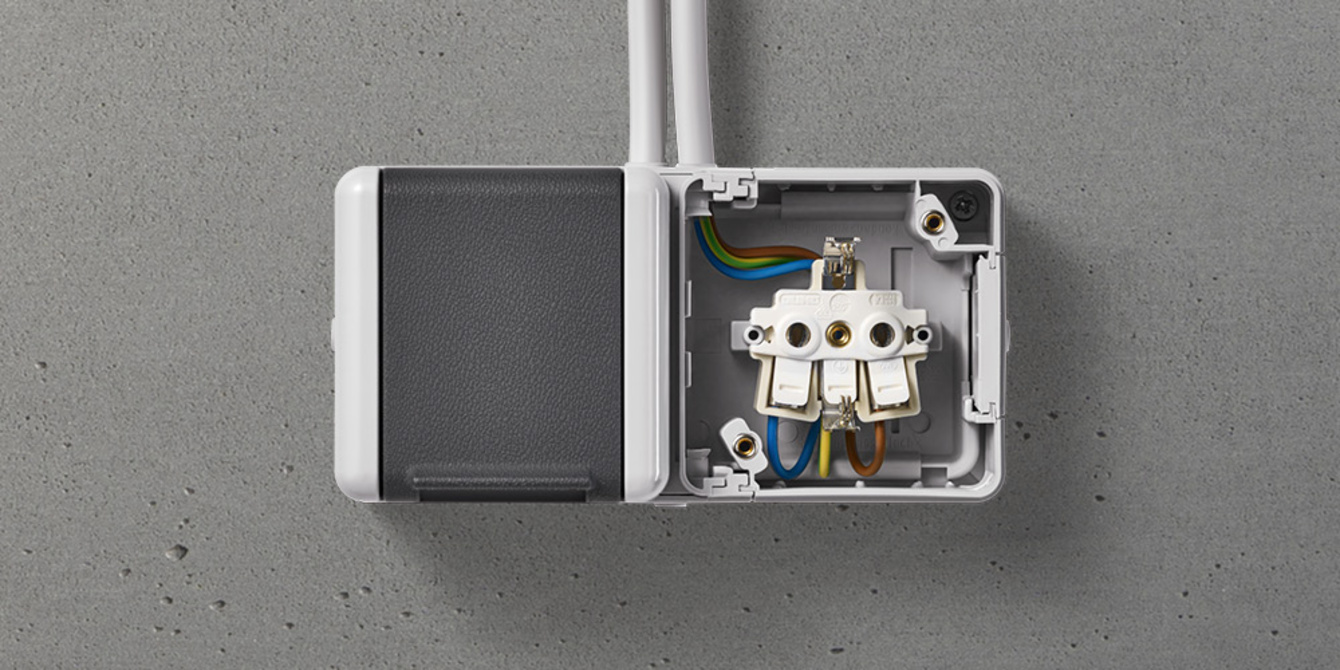 Doppelsteckdose mit Trennsteg bei Green Solar Cologne Elektroinstallation in Köln